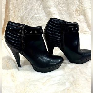 Women leather ankle booties…..like new..